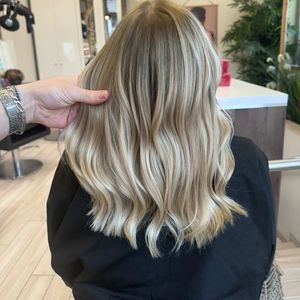 [Repost] Un délicieux blond pour illuminer notre journée ! ☀️ Merci au @saloncontreras pour ce rayon de soleil. 🤩#VelectaParis #Velecta #blond #sèchecheveux #fabriquéenFrance