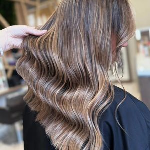 [Repost] �Découvrez ce balayage subtil et lumineux réalisé par notre talentueux partenaire @saloncontreras. Un brushing remplit de douceur et de brillance sublimé par le sèche-cheveux Iconic TGR 2.0. On ne s’en lasse pas ! 🤩 #VelectaParis #Velecta #sèchecheveux #fabriquéenFrance #saloncontreras #balayage